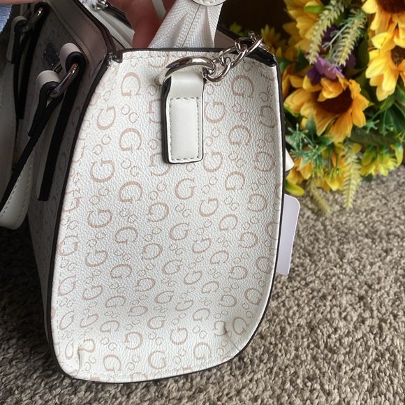 NWT white guess crossbody purse - Picture 10 of 11
